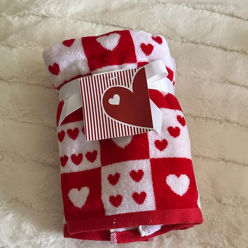 Set of 2 hand towels. Red and White Heart NWT